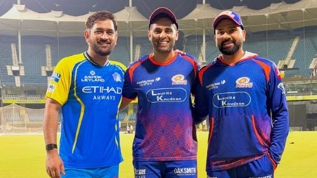 सूर्यकुमार यादव ने हाल ही में एक इंटरव्यू के दौरान धोनी और रोहित के साथ अपनी तस्वीर को लेकर बड़ा खुलासा किया है. सूर्यकुमार यादव ने बताया कि कैसे उन्होंने इन दोनों ही दिग्गजों को एक