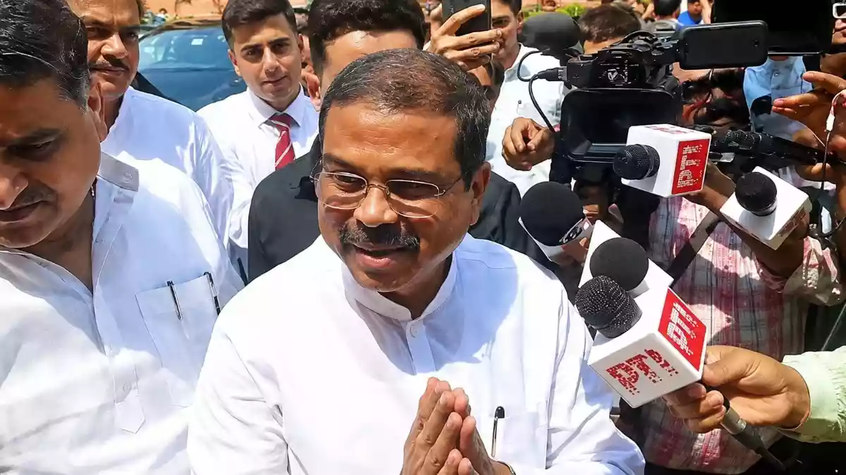 हंगामे के बीच सवालों से किनारा