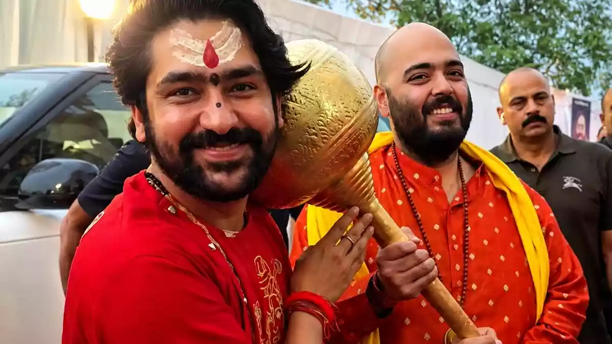 हाथ में गदा थामे नजर आए अनंत अंबानी