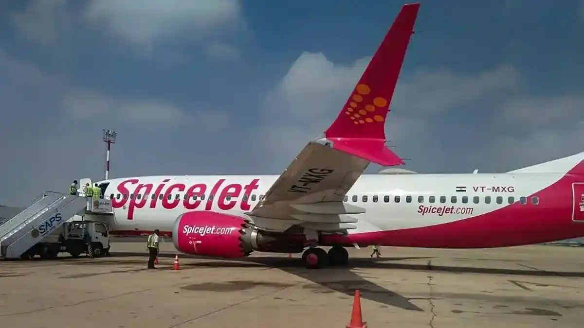 हवा में था SpiceJet का विमान और इंजन हो गया फेल