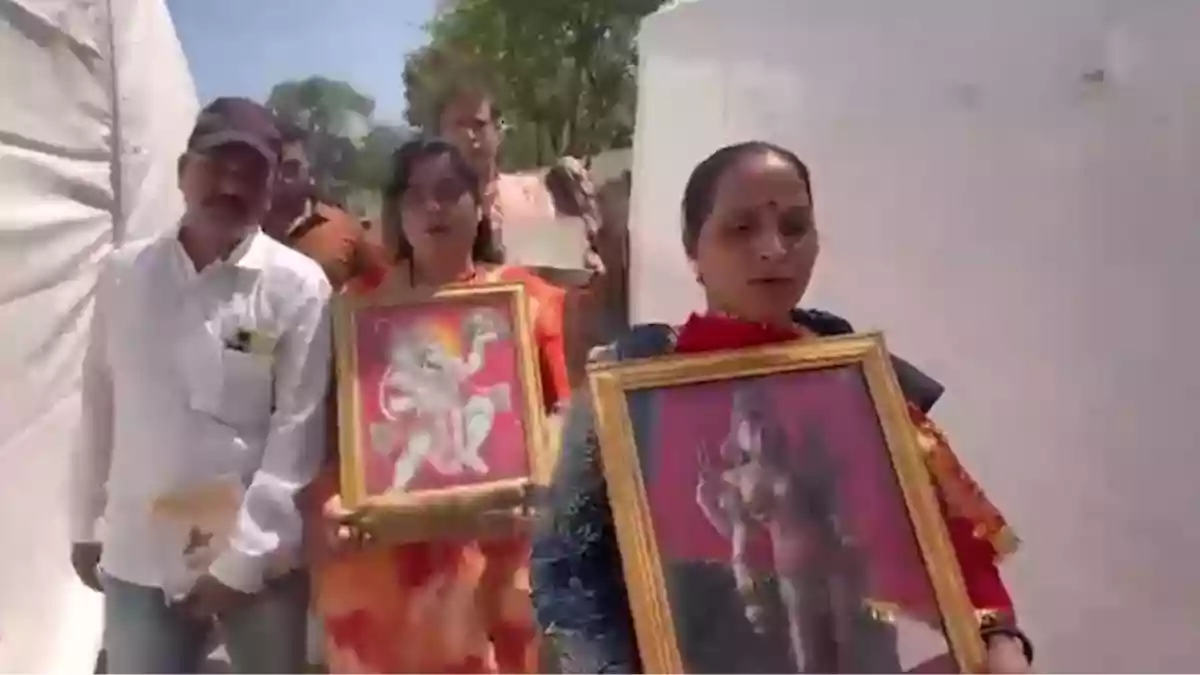 HC के फैसले के बाद मां वाग्देवी की फोटो लेकर भोजशाला पहुंचे लोग
