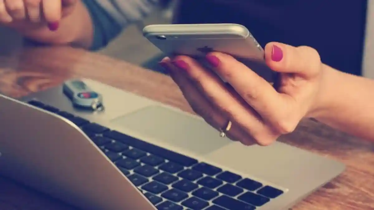 साइबर ठगों की नई चाल सामने आई है, जिसमें वे नेटफ्लिक्स की पेमेंट के नाम पर लोगों को शिकार बना सकते हैं. इसके लिए जरूरी है कि असली और नकली पेमेंट को पहचानें. साइबर ठग आपकी एक गलती का फायदा