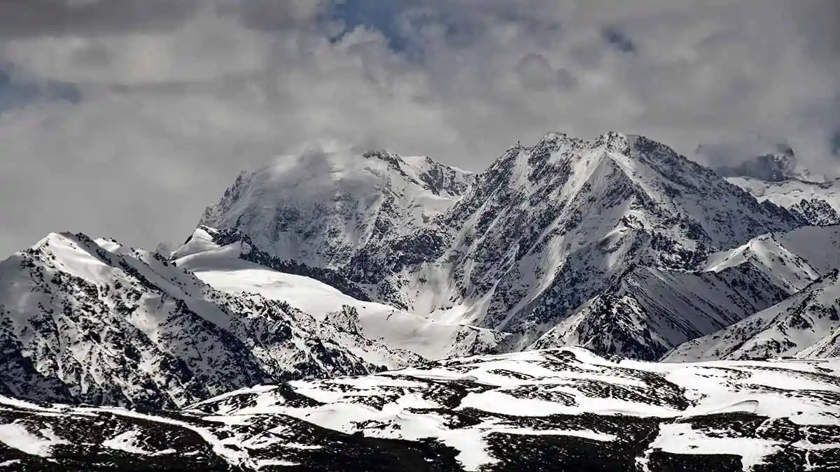 हिमालय में गिरने वाली बर्फ का असली आंकड़ा अब तक दुनिया से छिपा रहा. नई स्टडी बताती है कि ग्लोबल मौसम मॉडल कई इलाके में बर्फबारी का अनुमान काफी कम लगा रहे हैं, जिससे मौसम और पानी के आकलन