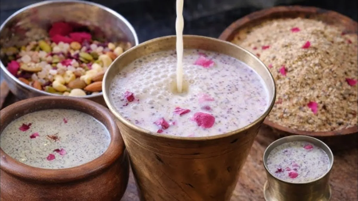 होली का त्योहार रंगों के साथ-साथ स्वादिष्ट पकवानों और ठंडी-ठंडी ठंडाई के बिना अधूरा माना जाता है। रंग खेलने के बाद जब गला सूख जाए और शरीर को ठंडक की जरूरत हो, तब एक गिलास ठंडाई ( How To Make Thandai