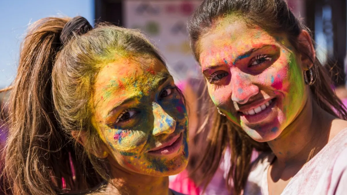 जहां कुछ लोग गुलाल से होली खेलते हैं, तो वहीं कुछ लोग पक्के रंग से होली खेलते हैं। लेकिन गुलाल हो या फिर पक्का रंग, किसी में भी मिलावट हो सकती है और इस मिलावट की वजह से आपकी स्किन भी डैमेज