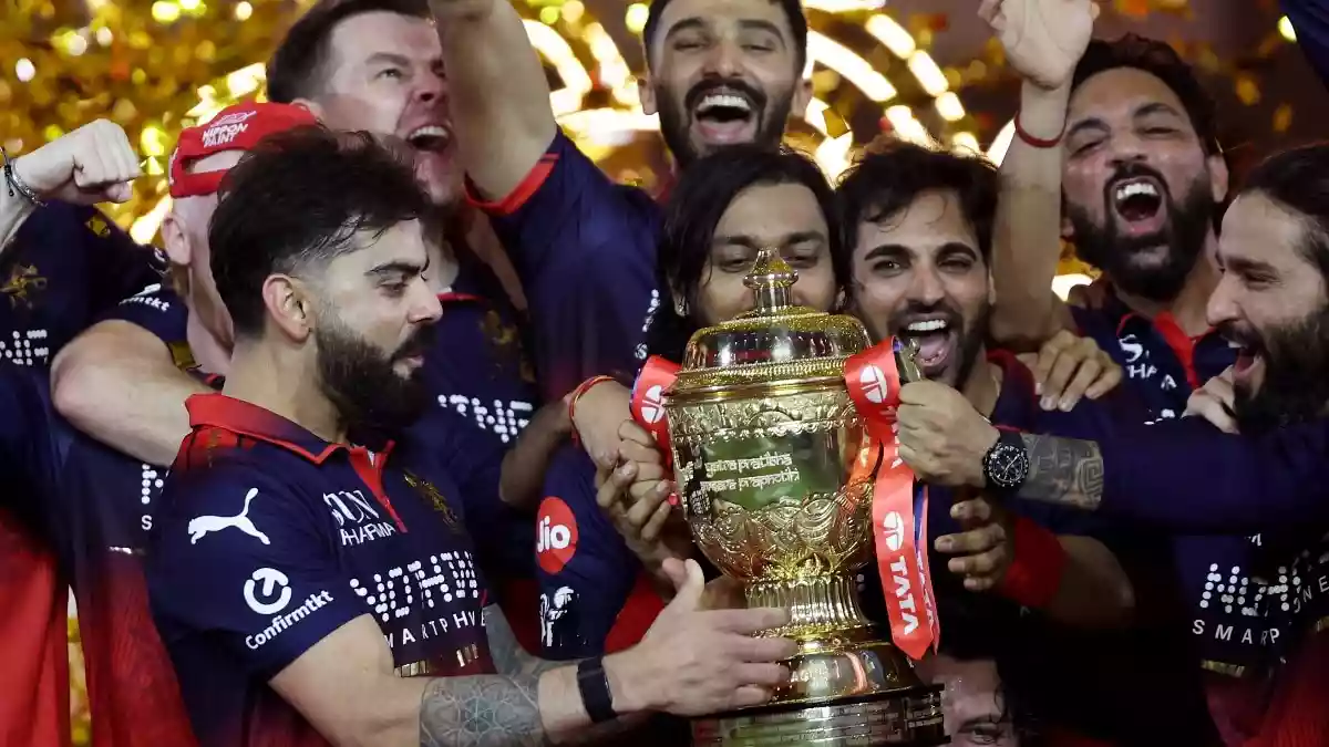 IPL चैम्प‍ियन बनने के बाद क्यों नहीं न‍िकल रही RCB की व‍िक्ट्री परेड