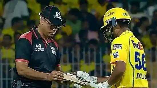 IPL मैच में अंपायर से ब्लंडर… बैट टेस्ट के दौरान उल्टा गेज लगाया