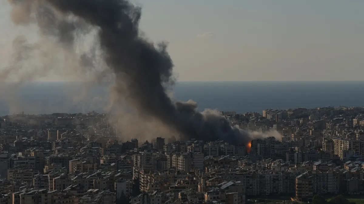 ईरान पर अमेरिकी और इज़रायली हमलों के बाद पूरे मिडिल ईस्ट में हालात बेकाबू हो गए हैं। अपने ऊपर हो रहे हमलों के जवाब में ईरान खाड़ी देशों में मिसाइलें और ड्रोन बरसा रहा है। इस बीच,