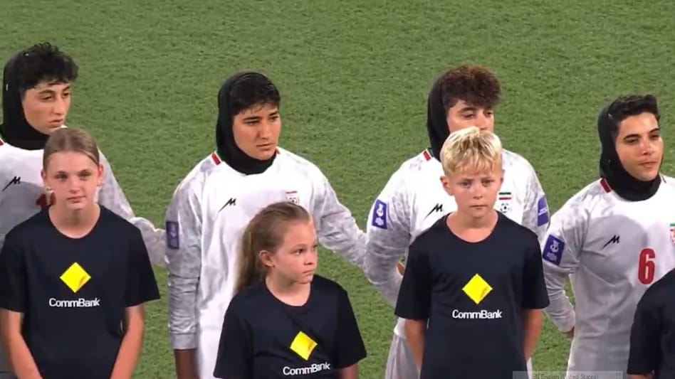 एशियन कप के ग्रुप मैच में ईरान की महिला फुटबॉल टीम ने इजरायल और अमेरिका के हमलों के बाद राष्ट्रगान नहीं गाकर मौन विरोध जताया. गोल्ड कोस्ट में खेले गए मुकाबले में साउथ कोरिया ने 3-0 से जीत