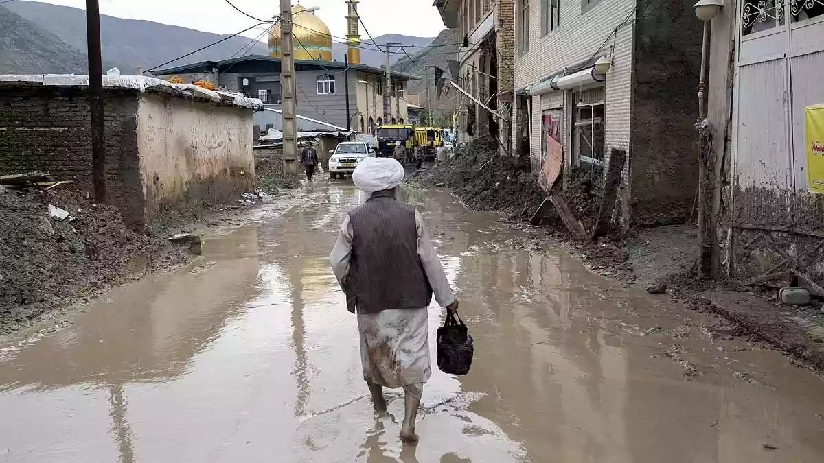 ईरान में लंबे सूखे के बाद अचानक बारिश से बाढ़