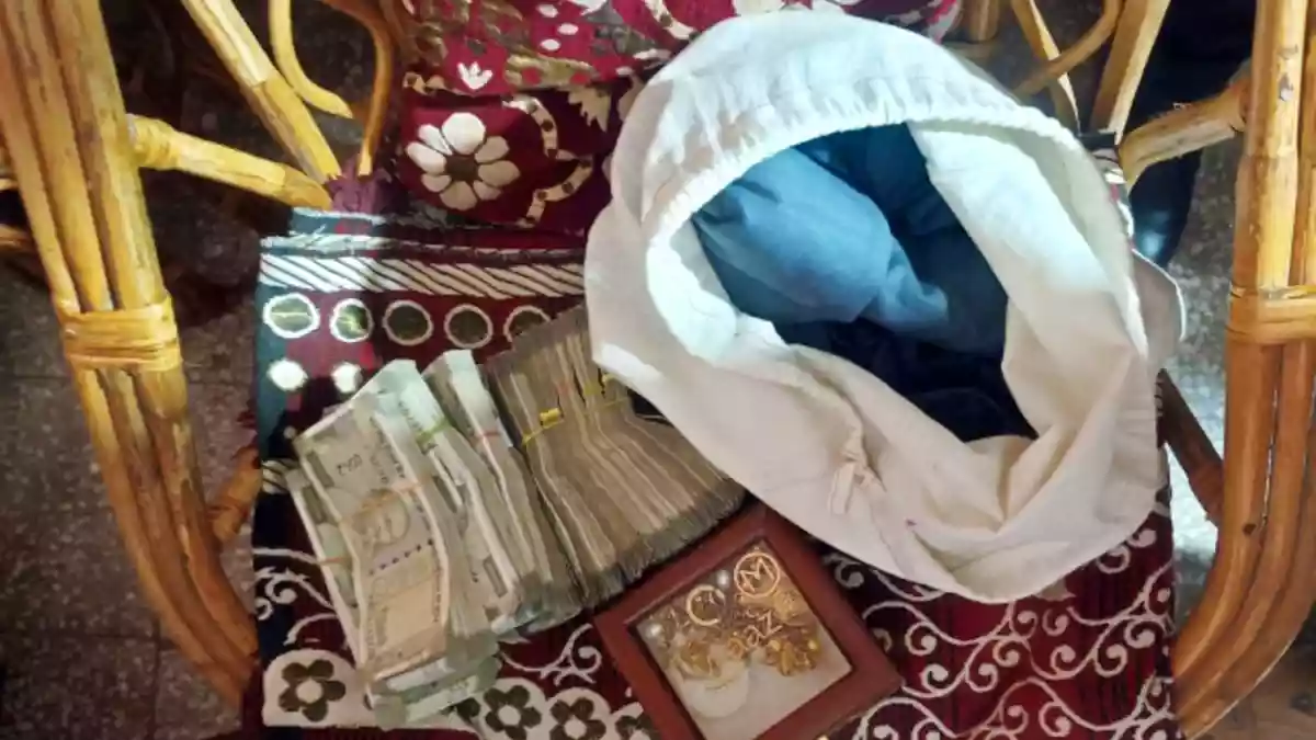जब घर पर रेड पड़ी तो कचरे में पैसे फेंकने लगे DGM साहब