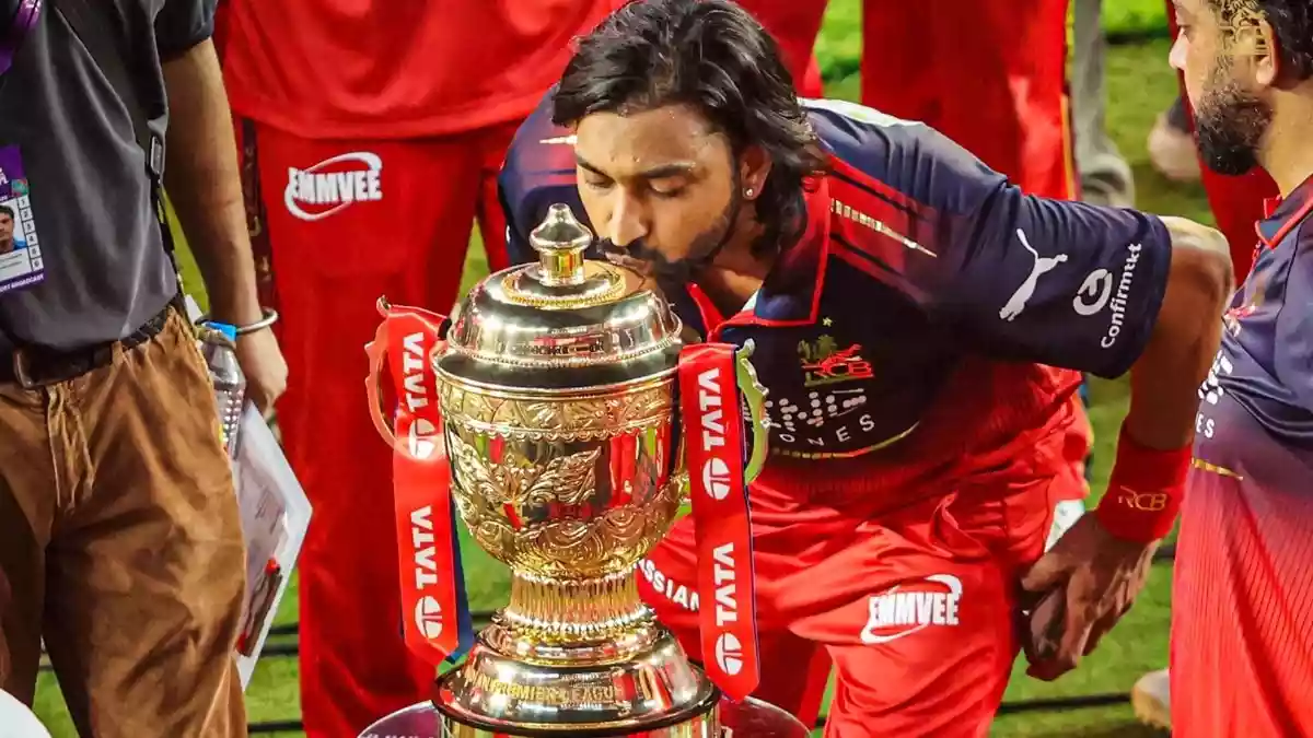 रॉयल चैलेंजर्स बेंगलुरु (RCB) ने गुजरात टाइटन्स (GT) को आईपीएल 2026 के फाइनल में हराकर दूसरी बार खिताब अपने नाम कर लिया. रॉयल चैलेंजर्स बेंगलुरु ने 5 विकेट से फाइनल जीत लिया. आरसीबी के कप्तान