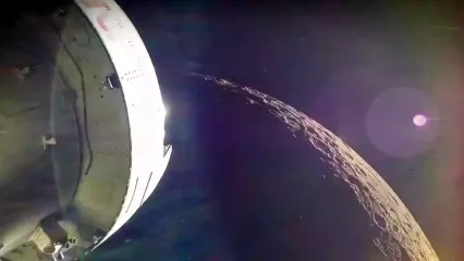 आर्टेमिस-2 मिशन के चारों एस्ट्रोनॉट्स आज रात 9.41 बजे चांद की ग्रैविटी फील्ड में एंटर करेगा. 11.26 बजे एस्ट्रोनॉट्स धरती से सबसे दूर जाने वाले इंसान बन जाएंगे. इसी दौरान पहली बार चंद्रमा के