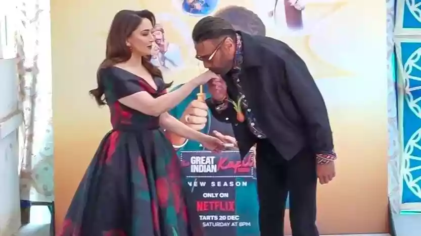 जैकी ने माधुरी के हाथों पर किया Kiss
