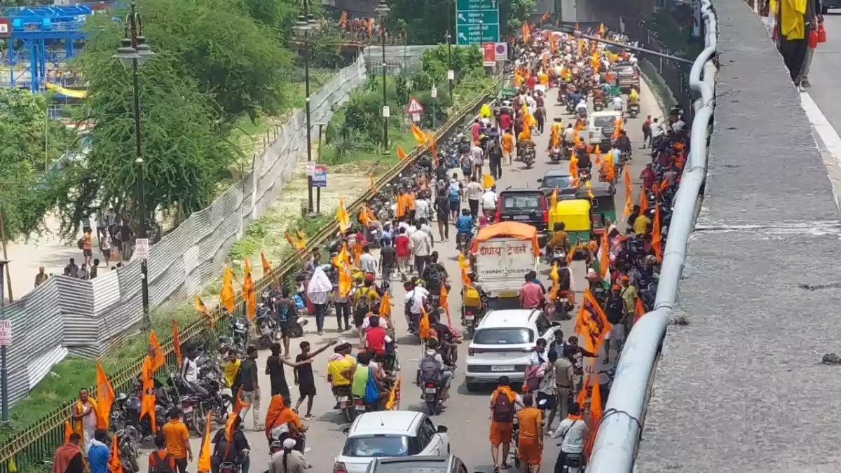 जलाभिषेक से पहले हरिद्वार में डाक कांवड़ का रेला