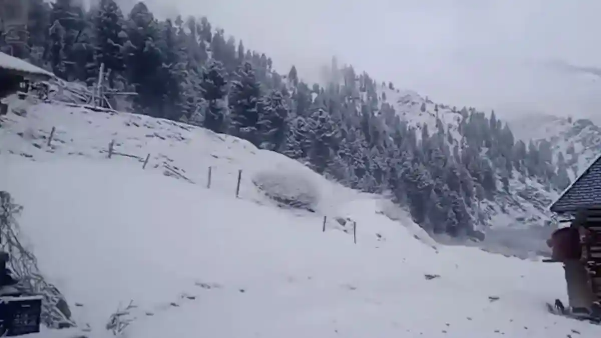 जम्मू कश्मीर की खूबसूरत गुरेज घाटी में ताजा बर्फबारी