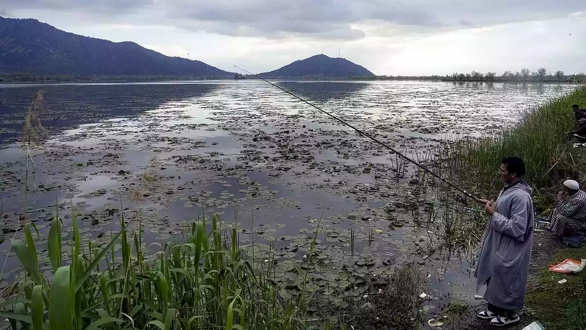 जम्मू-कश्मीर में बड़ा पर्यावरण संकट आ गया है. CAG रिपोर्ट के अनुसार 697 प्राकृतिक झीलों में से 315 पूरी तरह गायब हो चुकी हैं. 1967 से अब तक 2851 हेक्टेयर झील क्षेत्र खत्म हो गया. 203 झीलें सिकुड़ गई