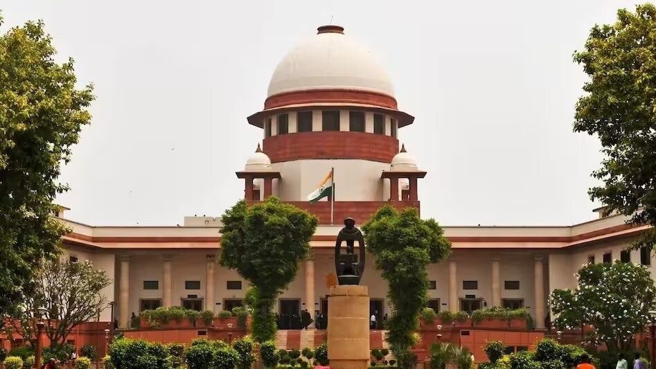 सुप्रीम कोर्ट ने जंक फूड पर चेतावनी लेबल लगाने के लिए केंद्र सरकार को अल्टीमेटम दिया है. कोर्ट ने कहा है कि मोटापे की समस्या बढ़ रही है और लोगों के स्वास्थ्य से समझौता नहीं किया जा सकता