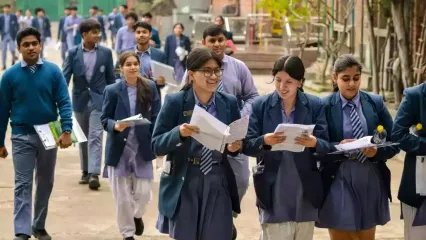 CBSE ने 10वीं बोर्ड परीक्षा का परिणाम जारी कर दिया है. अब छात्रों को 12वीं बोर्ड परीक्षा के रिजल्ट का इंतजार है. ऐसे में छात्रों और अभिभावकों के मन में कई तरह के सवाल उठ रहे हैं कि आखिर कब आएगा