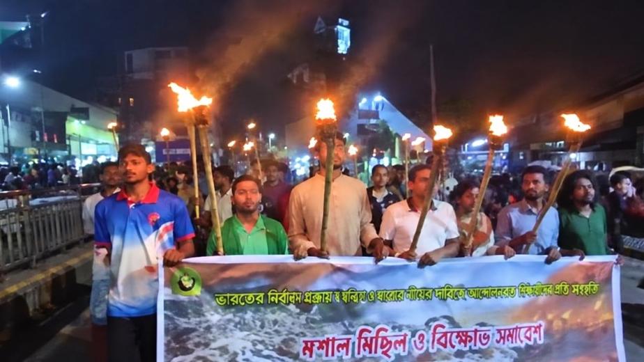भारत में मुख्य चुनाव आयुक्त ज्ञानेश कुमार के इस्तीफे की मांग को लेकर विरोध अब बांग्लादेश की राजधानी ढाका तक पहुंच गया है. बांग्लादेश छात्र यूनियन, जुबो यूनियन और समाजवादी छात्र