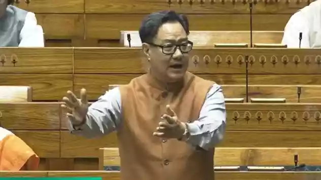 खाने-पीने के सामान लेकर संसद पहुंचे विपक्षी MP