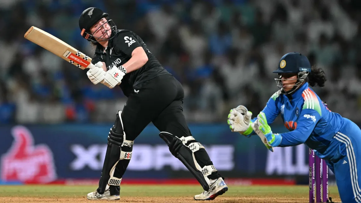 जिम्बाब्वे के खिलाफ ODI सीरीज से पहले न्यूजीलैंड महिला टीम को बड़ा झटका लगा है। टीम की भरोसेमंद बल्लेबाज जॉर्जिया प्लिमर कंधे की चोट के कारण पूरी सीरीज से बाहर हो गई हैं। प्लिमर को यह