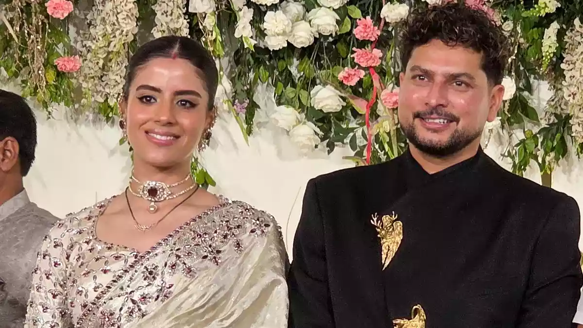 कुलदीप ने छुए जडेजा की पत्नी के पैर