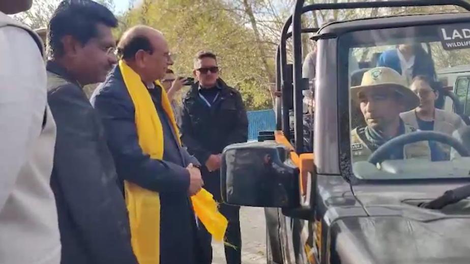लद्दाख में हिम तेंदुओं को उनके प्राकृतिक आवास में देखने के लिए स्नो लेपर्ड सफारी शुरू की गई है. उपराज्यपाल विनय कुमार सक्सेना ने लेह में छह सफारी गाड़ियों को हरी झंडी दिखाकर रवाना