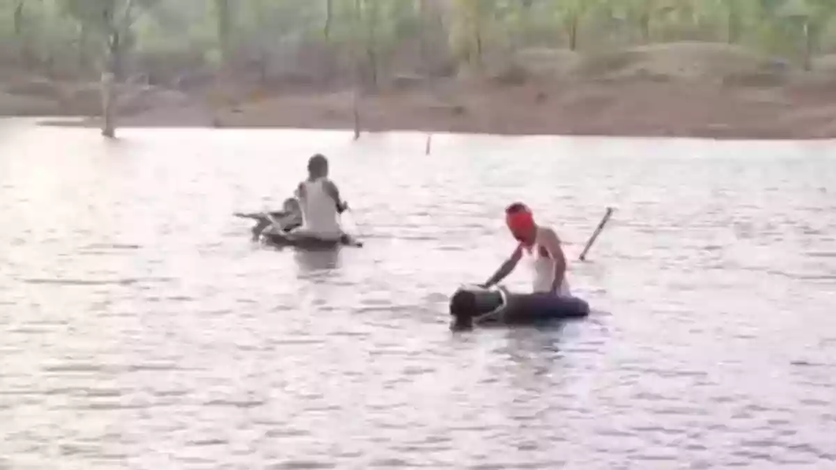 मछली पकड़ने गया शख्स खुद जाल में फंसा