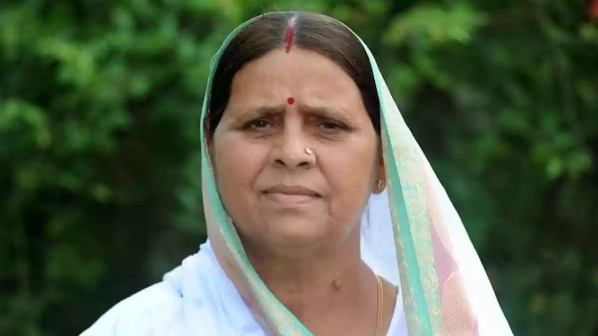 बिहार की राजनीति में 10 सर्कुलर रोड स्थित बंगले को लेकर विवाद तेज हो गया है, जहां पूर्व मुख्यमंत्री राबड़ी देवी को आवास खाली करने का नोटिस मिला है। यह बंगला अब कैबिनेट मंत्री नंदकिशोर