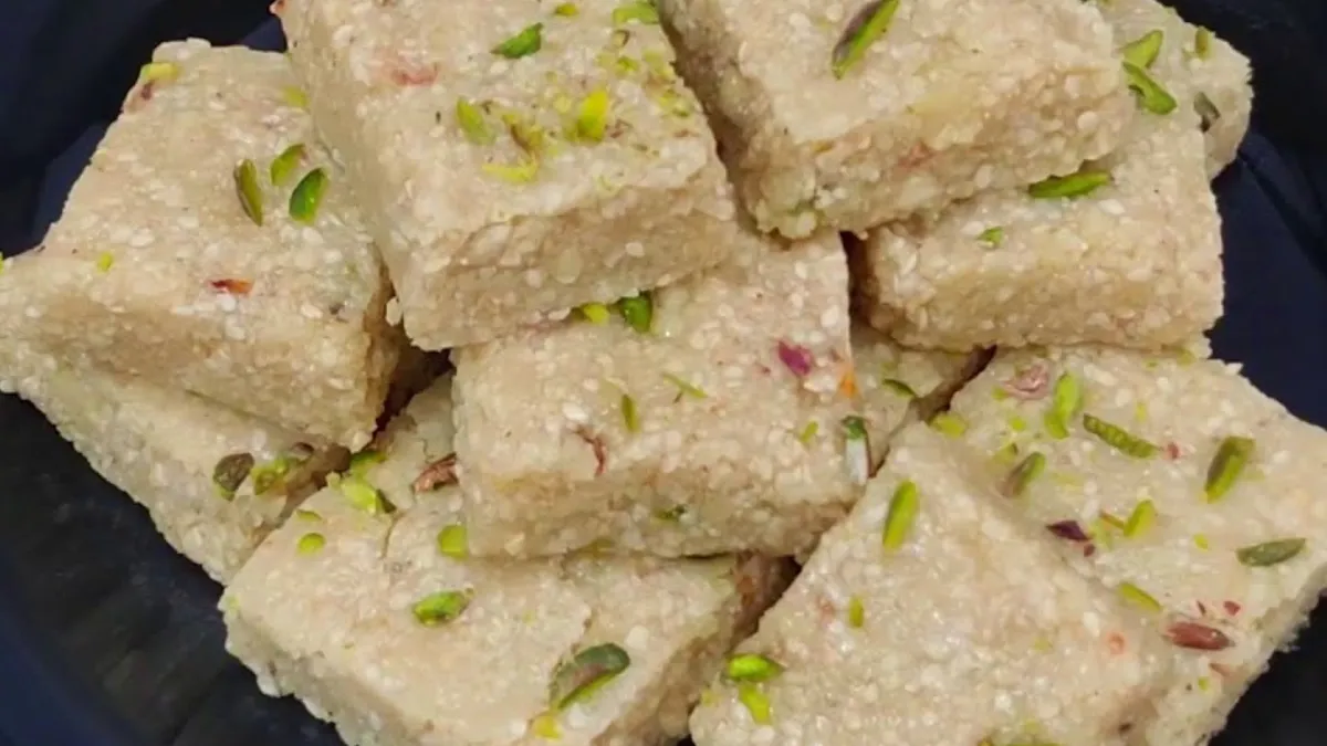 मकर संक्रांति पर बनाएं तिल और मूंगफली की बर्फी