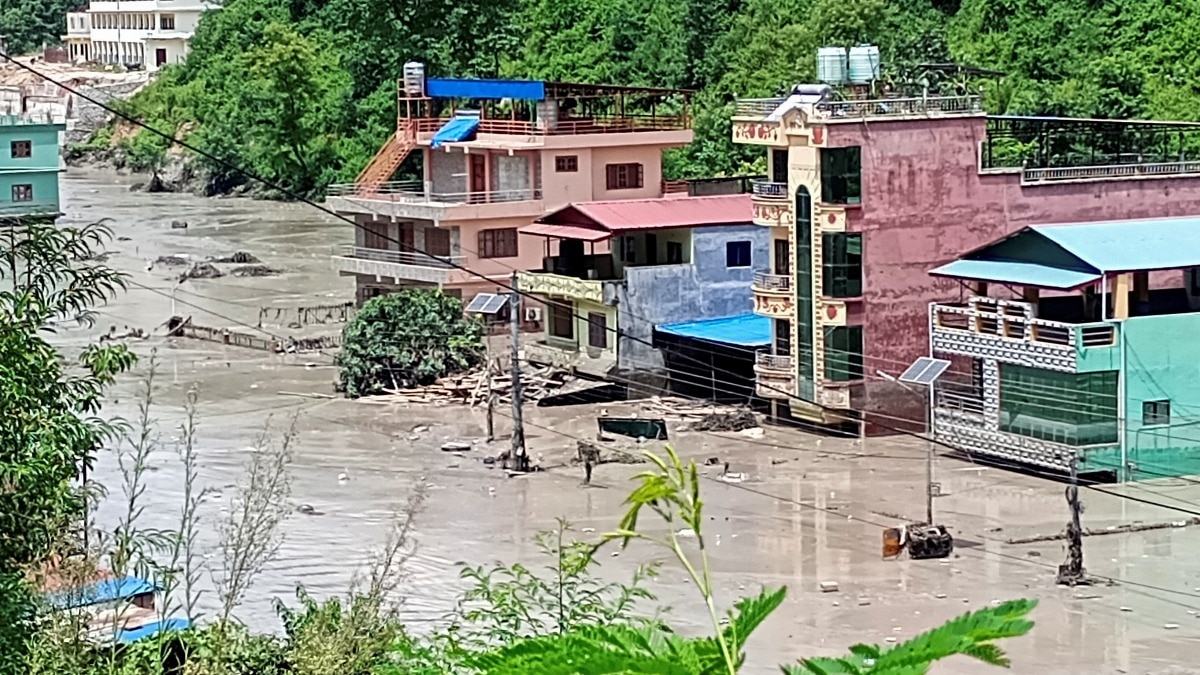 नेपाल में बाढ़ से 734 लोगों की मौत हो चुकी है, करीब 3,000 लापता हैं. सुनकोशी और भोटेकोशी का जलस्तर बढ़ने से चिंता बढ़ी है, जबकि भारत राहत और रेस्क्यू में मदद कर रहा है. नेपाल में बाढ़ की तबाही
