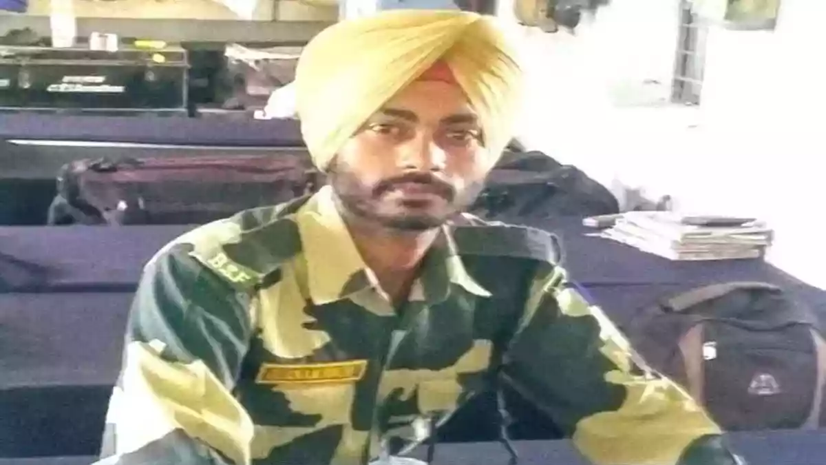 मां का दिल! ठंड से बचने के लिए शहीद बेटे की मूर्ति को ओढ़ाया कंबल
