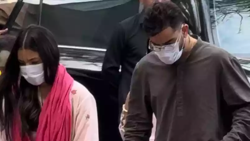 भारतीय क्रिकेट टीम के स्टार बल्लेबाज विराट कोहली अपनी पत्नी और अभिनेत्री अनुष्का शर्मा के साथ मथुरा के वृंदावन स्थित राधा केलि कुंज आश्रम पहुंचे. यहां दोनों ने ब्रज के प्रसिद्ध संत