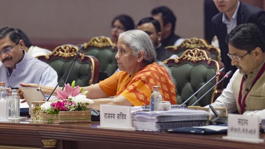 जीएसटी काउंंसिल की बैठक में टैक्‍स जुर्माना से लेकर गिरफ्तारी के अधिकार तक लेकर कई बड़े फैसले लिए गए हैं. साथ ही टैक्‍स रिफंड का समय 15 दिन से कम करके 10 दिन कर दिया गया है. GST Council की 57वीं बैठक