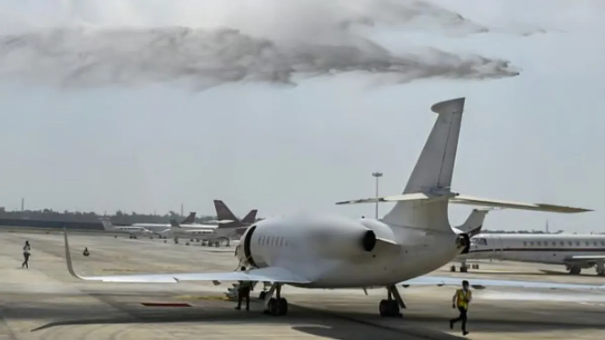 मिडिल ईस्ट तनाव के बीच दिल्ली हवाई अड्डे पर रविवार को कम से कम 100 इंटरनेशनल फ्लाइट्स रद्द कर दी गई हैं। वहीं, पश्चिम एशिया में मौजूदा संकट के कारण विमानन कंपनियां परिचालन संबंधी