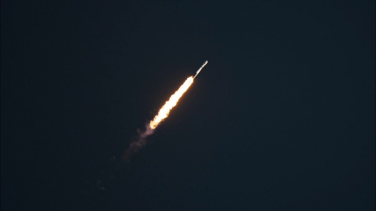 NASA ने Nancy Grace Roman Space Telescope को फ्लोरिडा के कैनेडी स्पेस सेंटर से सफलतापूर्वक लॉन्च किया है. यह टेलीस्कोप पृथ्वी से 15 लाख किलोमीटर दूर Sun-Earth Lagrange Point-2 (L2) पर स्थापित किया जाएगा, जहां से यह ब्रह्मांड के