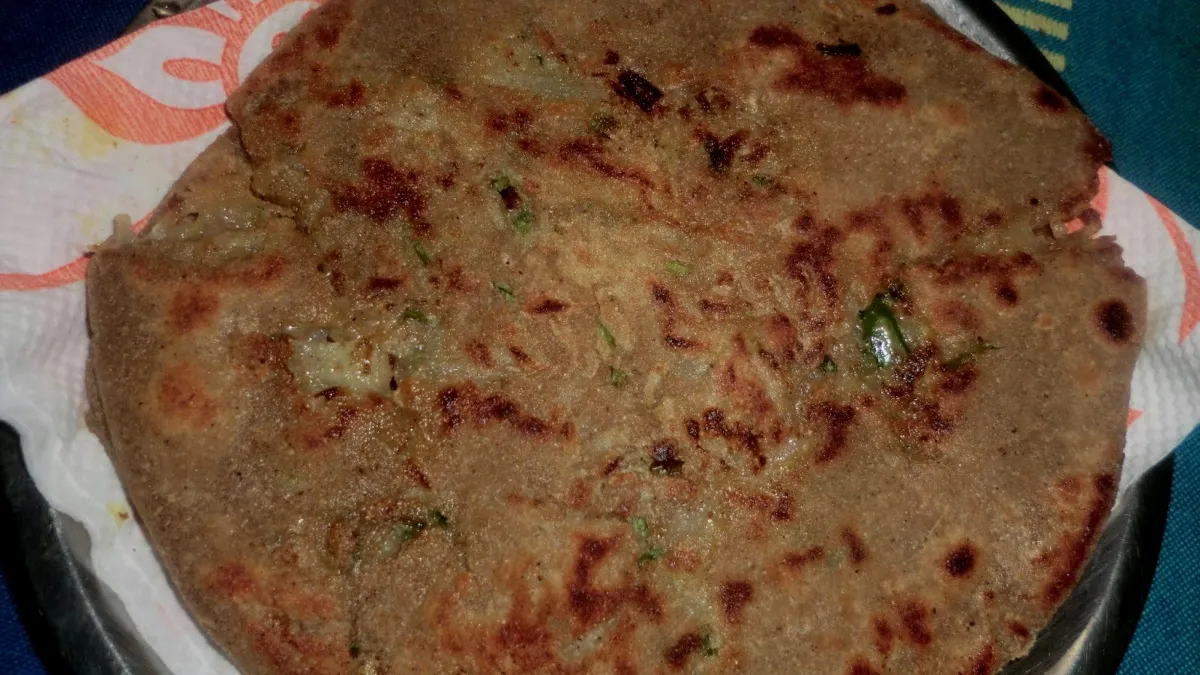 नाश्ते में खाएं बाजरा के आटे से बने आलू के पराठे