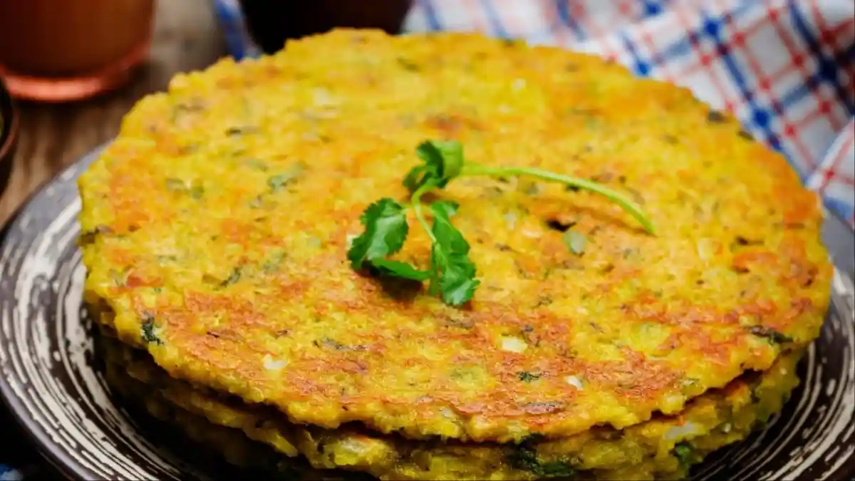 Mix Vegetable Chilla Recipe: सुबह का नाश्ता दिन का सबसे जरूरी मील होता है लेकिन कई बार समझ नहीं आता कि क्या बनाया जाए जो हेल्दी होने के साथ-साथ टेस्टी भी हो. ऐसे में आज हम आपको मिक्स वेजिटेबल चीला बनाने की