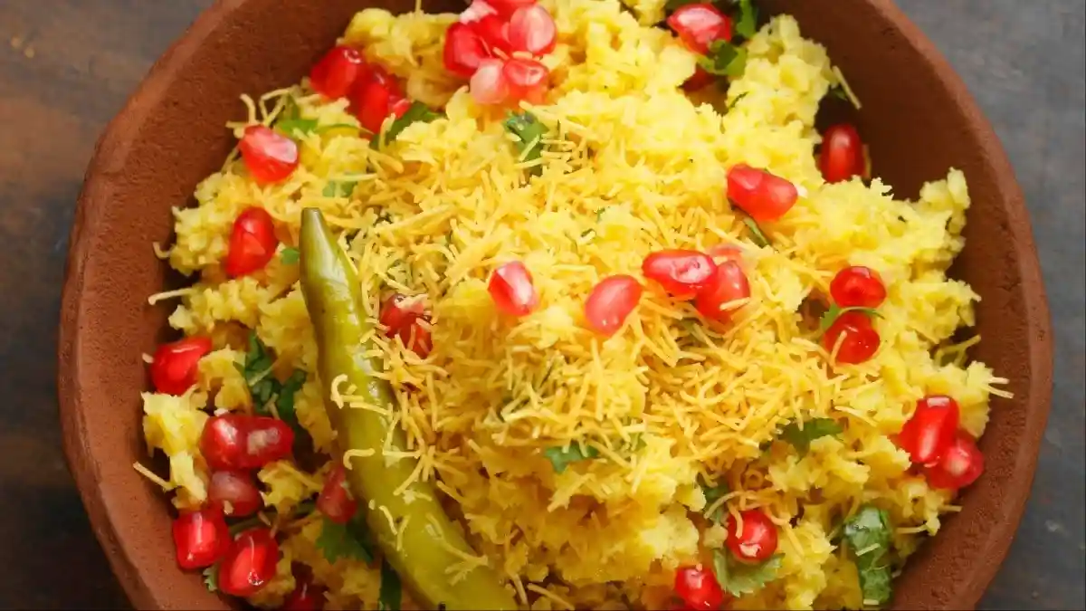 Indori Poha Recipe: अगर आप नाश्ते में कुछ अलग और टेस्टी ट्राई करना चाहते हैं तो यह खबर आपके लिए है. आज हम आपको घर पर इंदौरी पोहा बनाने की आसान रेसिपी बताएंगे. मध्य प्रदेश का इंदौरी पोहा अपने खास