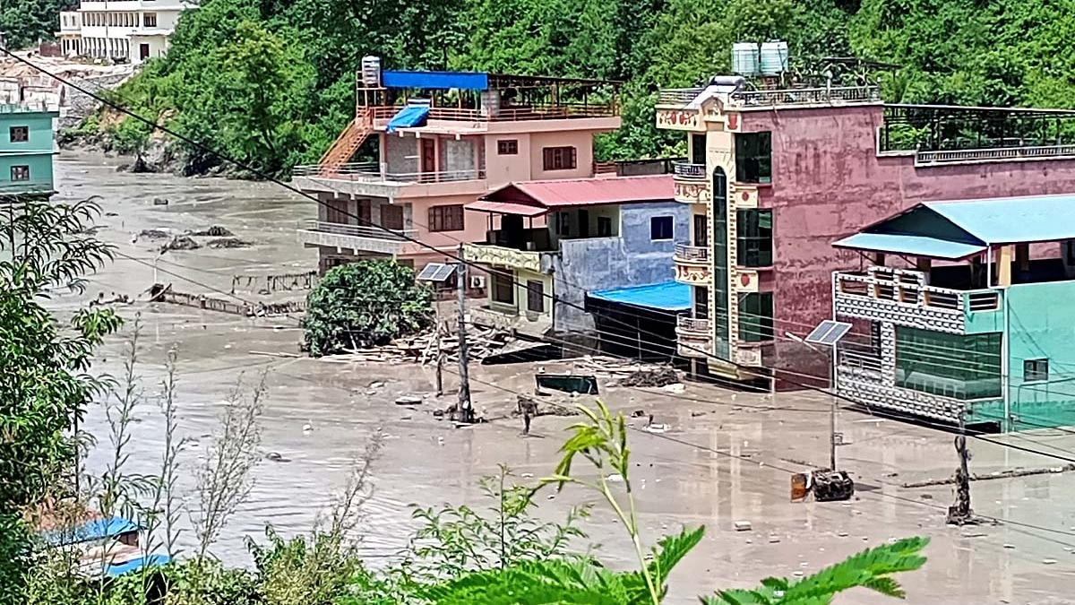 नेपाल के रसुवा जिले में चीन सीमा से आई अचानक बाढ़ ने भोटेकोशी नदी को उफान पर ला दिया. तिमुरे और स्याफ्रुबेसी में गांव, बाजार, पुल बह गए. ग्लेशियल लेक फटने की आशंका है. नीचे के जिलों में