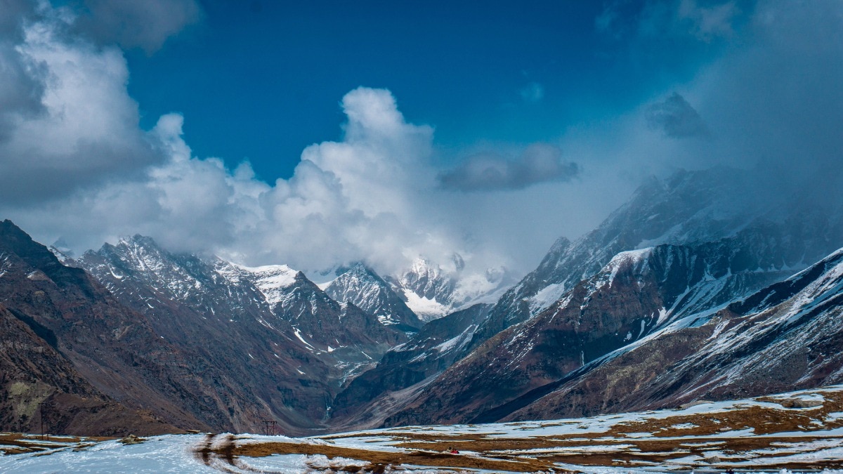 पहाड़ का हिस्सा टूटा, नदी का रास्ता रुका और फिर हजारों टन पानी-मलबे ने सबकुछ बहा दिया. नेपाल की इस तबाही के पीछे आखिर क्या हुआ? क्या तेजी से पिघलते ग्लेशियर और गर्म होता हिमालय ऐसी