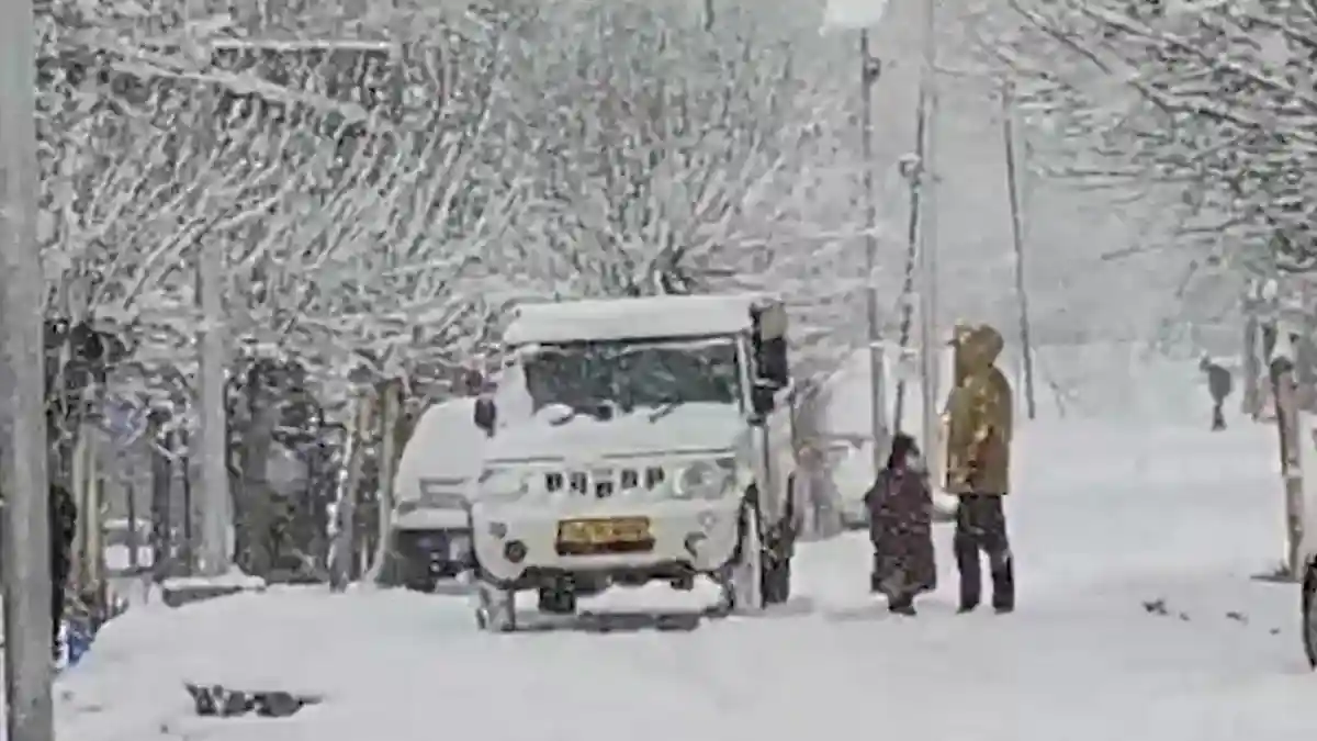 पहाड़ों पर भारी बर्फबारी