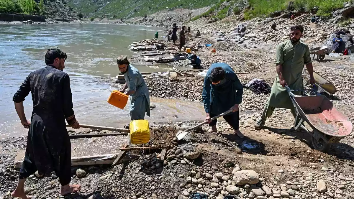 पाकिस्तान बॉर्डर के पास कुनार नदी में सोना खोजने उमड़े अफगानी