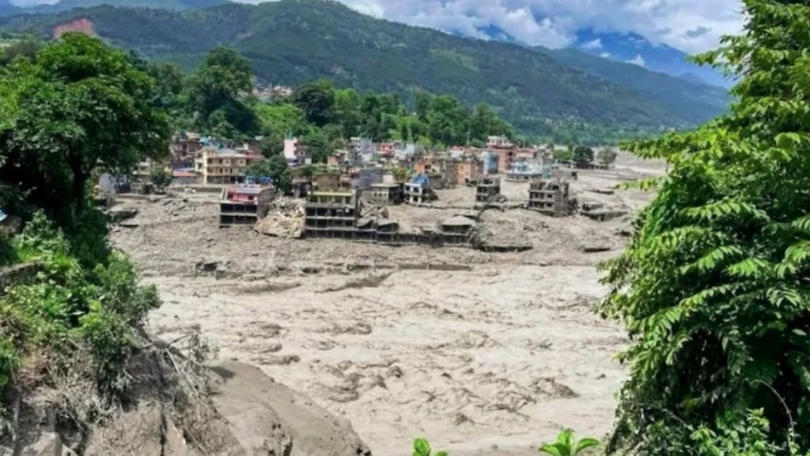 नेपाल में बाढ़ के छह दिन बाद त्रिशूली-3A टनल में रेस्क्यू जारी है. रात 3 बजे ब्लास्टिंग के बावजूद रास्ता नहीं बन सका. पानी भरने से बचाव अभियान में मुश्किल बढ़ी है. नेपाल में 26 अगस्त को आई