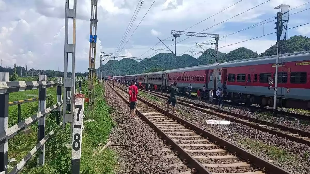 पतंग के पीछे रेलवे ट्रैक पर दौड़ पड़े बच्चे