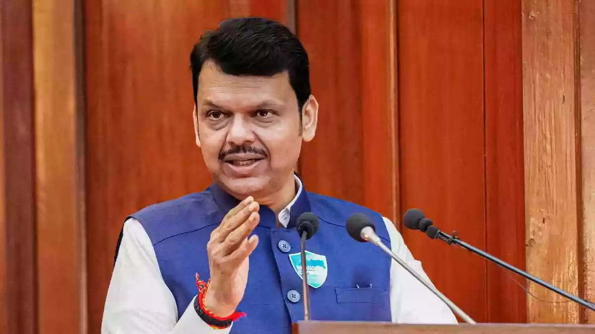 शिवसेना (UBT) के नेता संजय राउत ने कहा है कि केंद्र सरकार में मंत्रिमंडल के संभावित विस्तार या फेरबदल से महाराष्ट्र की राजनीति में बड़े बदलाव आ सकते हैं. उन्होंने यह भी बताया कि देवेंद्र
