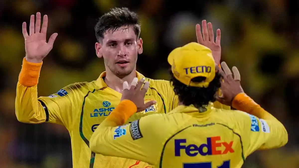 नूर अहमद ने कोलकाता नाइट राइडर्स (KKR) के खिलाफ 3/21 लेकर शानदार वापसी की और 'प्लेयर ऑफ द मैच' बने. चेन्नई सुपर किंग्स (CSK) के बॉलिंग कोच श्रीधरन श्रीराम ने खुलासा किया कि MS धोनी की सलाह का जिक्र