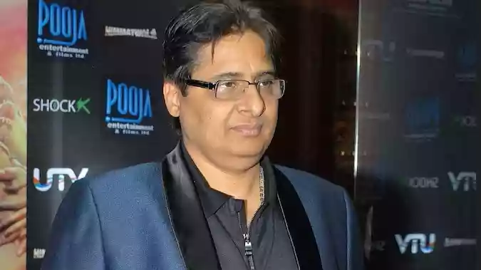 फुटपाथ पर साड़ी बेचने वाला