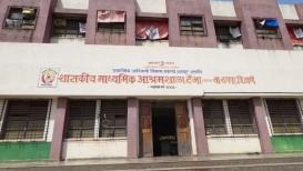 महाराष्ट्र के ठाणे जिले के शाहपुर तालुका स्थित तेंभे आदिवासी आश्रम शाला में रसोई हेल्पर गणपत गावली पर छठी से दसवीं कक्षा की 22 छात्राओं ने छेड़छाड़ का आरोप लगाया है. 24 अगस्त को एक